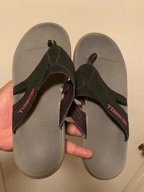 Merrell Women's Black and Rose Red Thong Sandals Size 5 US